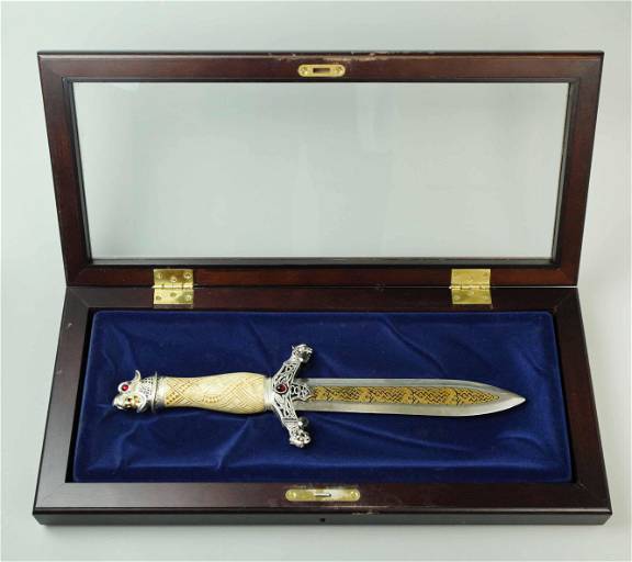 Franklin mint ceremonial viking dagger. (no key)