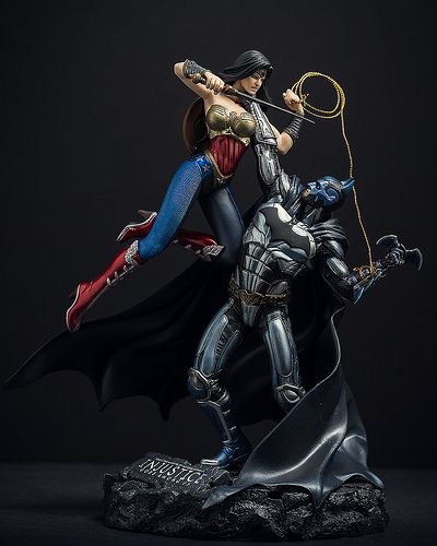 Injustice : Gods among us game Statue