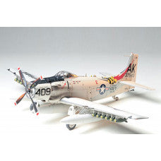 TAMIYA SKYRAIDER U. S. NAVY