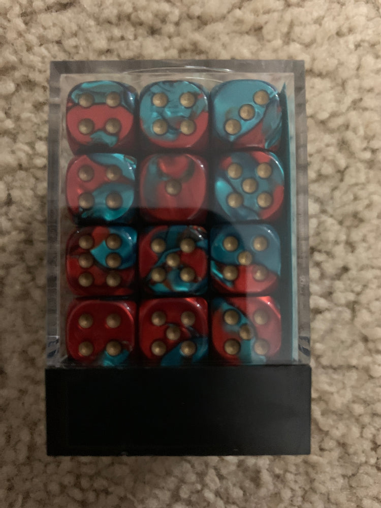 Chessex D6 Dice Gemini 12mm Red-Teal/Gold (36 Dice in Display)