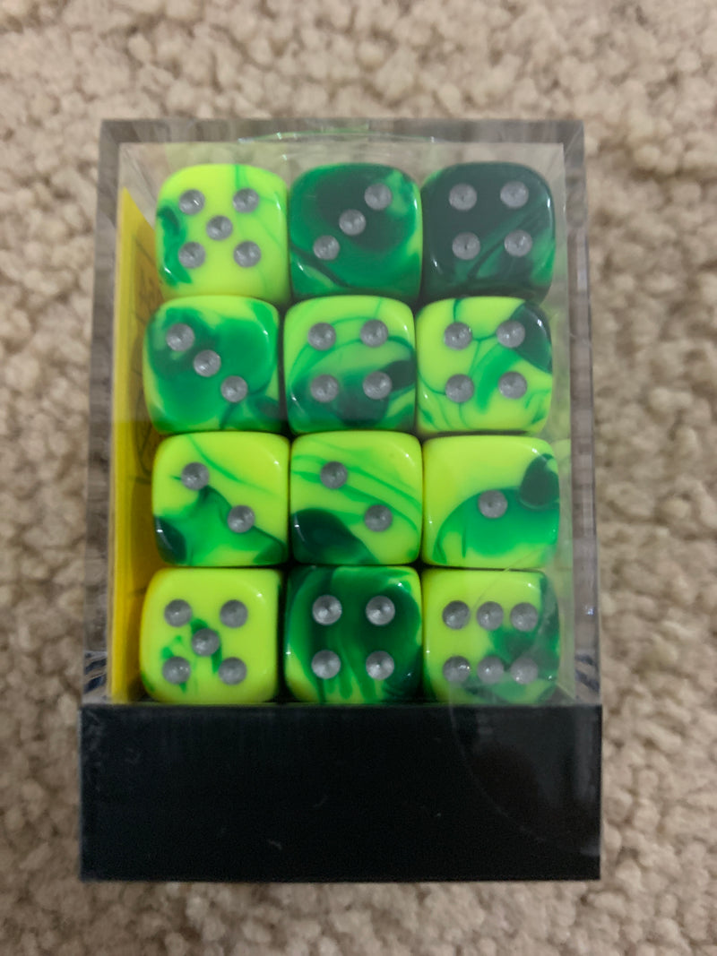 Chessex D6 Dice Gemini 12mm Green-Yellow/Silver (36 Dice in Display)